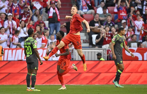 Goal celebration Lovro Zvonarek FC Bayern Munich FCB (34) Alphonso Davies Bayern FC Munich FCB (19)