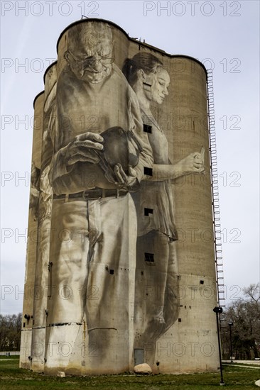 Fort Dodge, Iowa, A mural on the disused Fort Dodge Grain Terminal shows seven figures representing