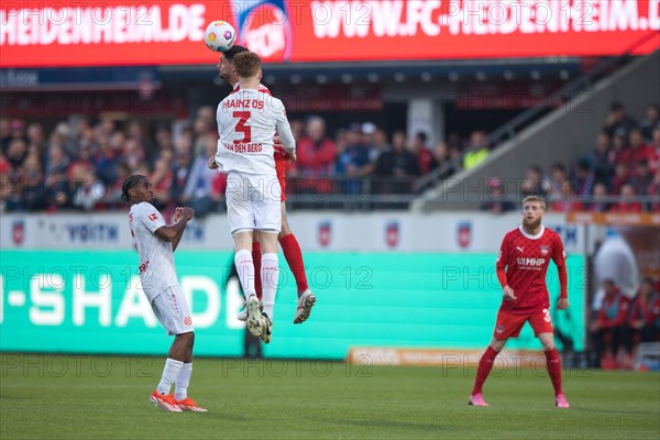 Football match, Sepp VAN DEN BERG 1. FSV Mainz 05 with his back to see in a header duel with Tim