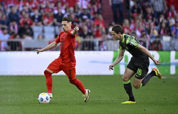 Bryan Zaragoza FC Bayern Munich FCB (17) Action on the ball against Jakub Kaminski VfL Wolfsburg