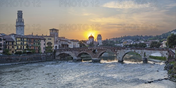 Old town with the Adige, Ponte Pietra, Verona, Adige Valley, Veneto, Italy, Europe