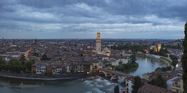 Old town with the Adige, Ponte Pietra, Verona, Adige Valley, Veneto, Italy, Europe