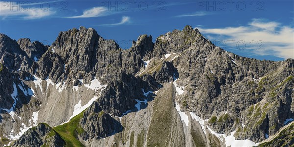Mountain panorama from Fellhorn, 2038m, to Hochgehrenspitze, 2251m and Walser Hammerspitze, 2170m,