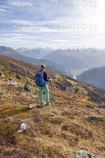 Mountaineer in the mountains in autumn, Venet crossing, Oetztal Alps, Tyrol, Austria, Europe