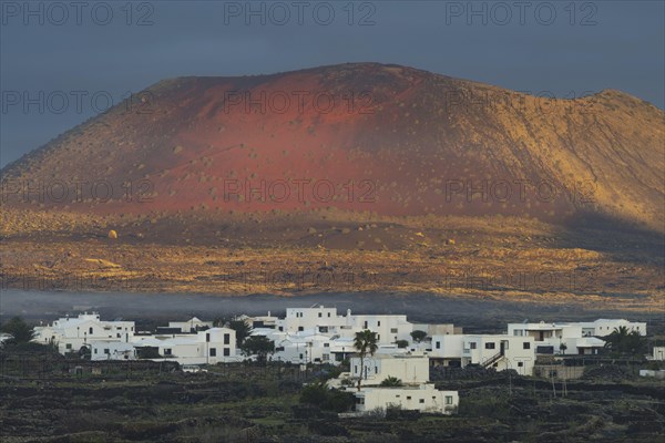 Masdache, behind it the Caldera Colorada, Parque Natural de Los Volcanes, Lanzarote, Canary