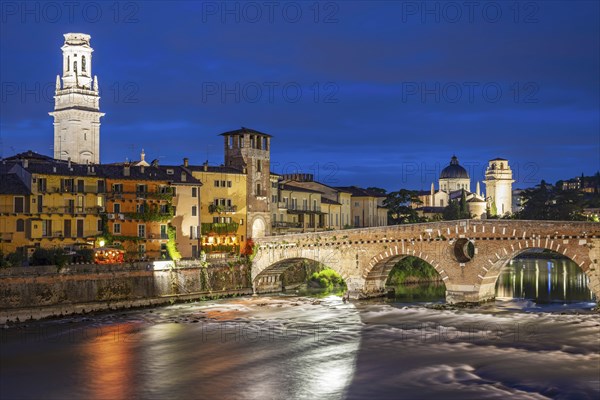 Old town with the Adige, Ponte Pietra, Verona, Adige Valley, Veneto, Italy, Europe