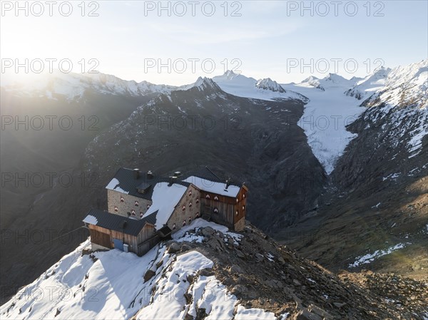 Mountain panorama and glacier, mountain hut Ramolhaus in autumn with snow, view of Gurgler Ferner