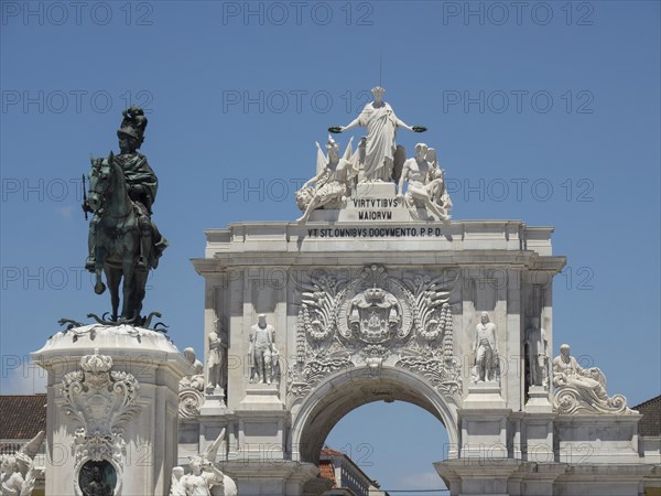 An impressive monument with an equestrian statue and an ornately decorated triumphal arch under a