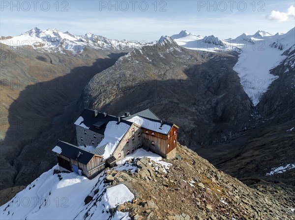 Mountain panorama and glacier, mountain hut Ramolhaus in autumn with snow, view of Gurgler Ferner