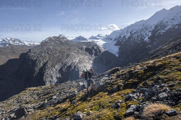 Mountaineers on a hiking trail, hiking trail to Ramolhaus, behind glaciated mountain peaks and