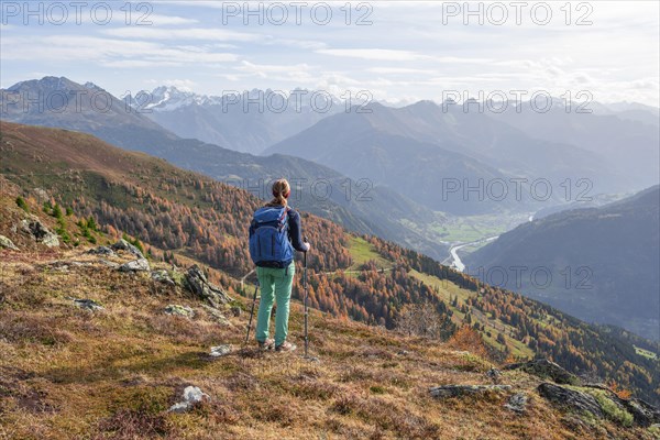 Mountaineer in the mountains in autumn, Venet crossing, Oetztal Alps, Tyrol, Austria, Europe
