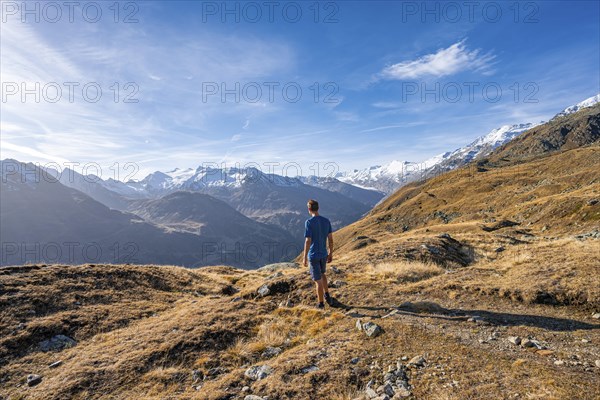 Mountaineers on a hiking trail, Gurgler Seenplatte, behind glaciated mountain peaks of the Gurgler