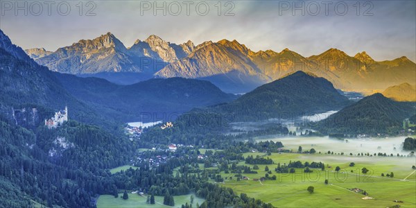 Neuschwanstein Castle, Hohenschwangau near Fuessen, Ostallgaeu, Allgaeu, Bavaria, Germany, Europe