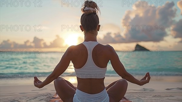 Eine Frau sitzt meditierend im Lotus-Sitz am Strand bei Sonnenaufgang mit Blick auf das Meer, AI