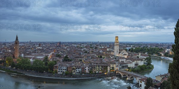 Old town with the Adige, Ponte Pietra, Verona, Adige Valley, Veneto, Italy, Europe