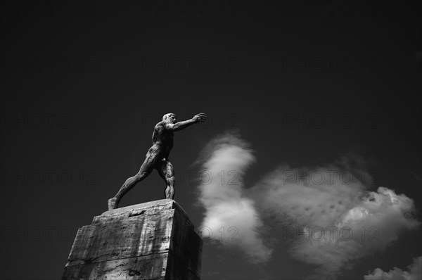 Bronze sculpture The Wrestler by Hugo Lederer, Raussendorffplatz, Heerstrasse, clouds, black and