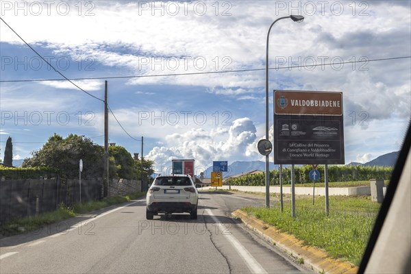 Wine road, car, sign, world heritage site, town sign, Prosecco, wine tour, wine press, wine-growing