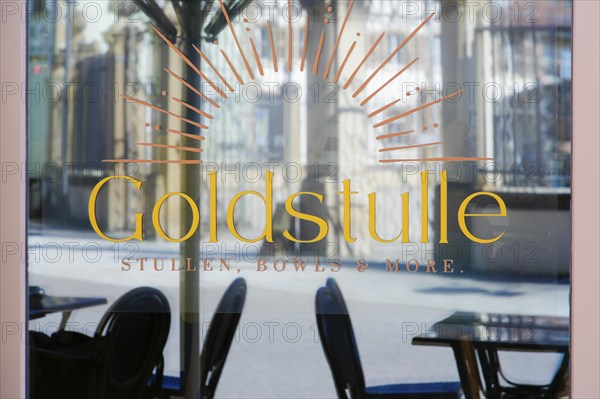 Pane, window with lettering, letters, golden stool, sandwiches, bowls and more, pub, restaurant,