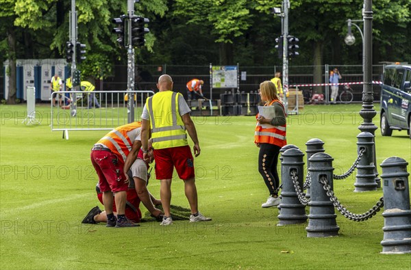 Brandenburg Tor and Strasse des 17. Juni, preparations for the fan mile on the occasion of the