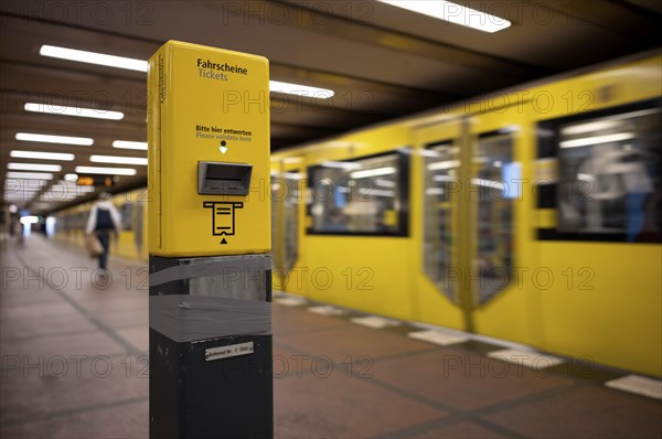 Ticket validator, ticket validation machine, tickets, incoming underground line U2, motion effect,