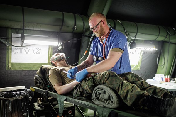Doctors and paramedics from the Bundeswehr medical service simulate the care of the wounded under