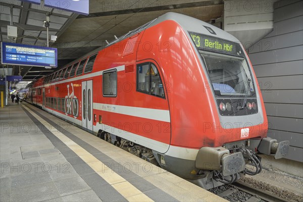 Suedkreuz station, Regional Express RE3, platform, Schoeneberg, Tempelhof-Schoeneberg, Berlin,