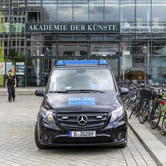 State visit to the Hotel Adlon, police cordon at the intersection of Unter den Linden and