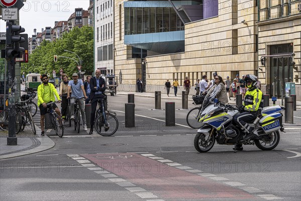 State visit to the Hotel Adlon, police cordon at the intersection of Unter den Linden and