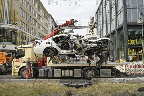 29.05.24. Car accident, tow truck, Tauentzienstrasse, Charlottenburg, Berlin, Germany, Europe