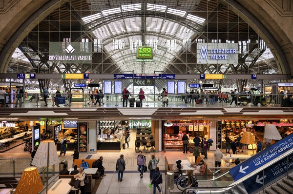 Promenades, shops, retail, station building, logo, trade fair, escalator, passers-by, travellers,