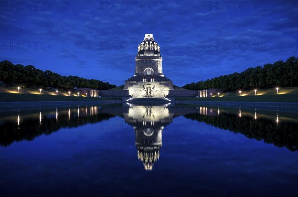 Monument to the Battle of the Nations, illuminated, night shot, reflection in the lake, blue hour,