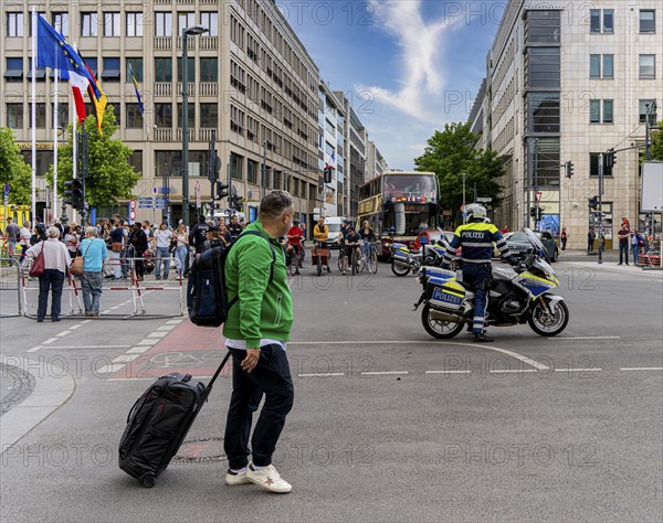 State visit to the Hotel Adlon, police cordon at the intersection of Unter den Linden and