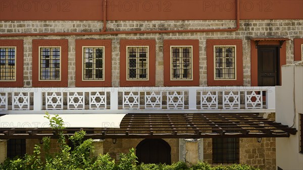 Synagogue, Kahal Shalom, Traditional building with many windows, surrounded by vegetation and a