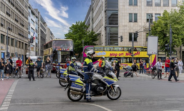 State visit to the Hotel Adlon, police cordon at the intersection of Unter den Linden and