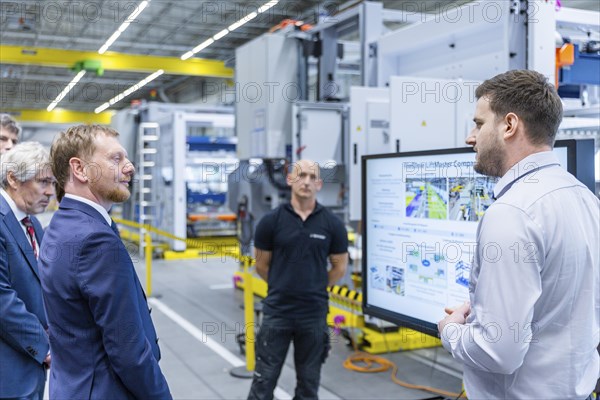 Minister President Michael Kretschmer visited TRUMPF Sachsen SE in Neukirch. After being welcomed
