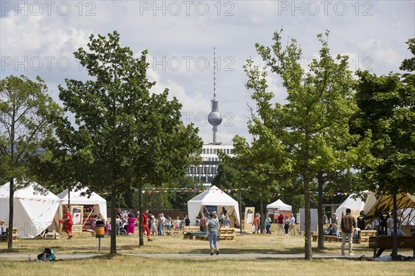 Civil society stands in Spreebogenpark at the citizens' festival Celebrating democracy. / The Basic