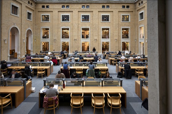 Interior view of reading room, students, students, Bibliotheca Albertina, University Library,