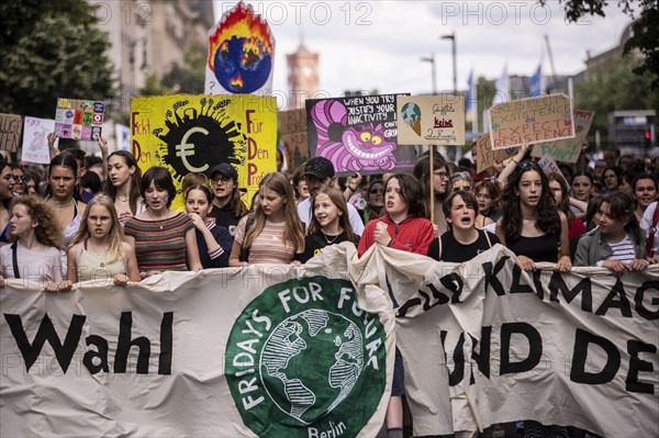 Berlin, 31.05.2024. Climate strike by Fridays For Future with over 13, 000 mostly young people in