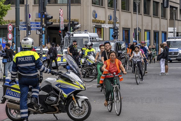 State visit to the Hotel Adlon, police cordon at the intersection of Unter den Linden and