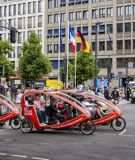 State visit to the Hotel Adlon, police cordon at the intersection of Unter den Linden and