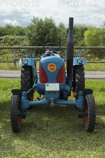Lanz Bulldog D2216, tractor with yellow-red company logo on light blue painted bonnet, Offenbach,