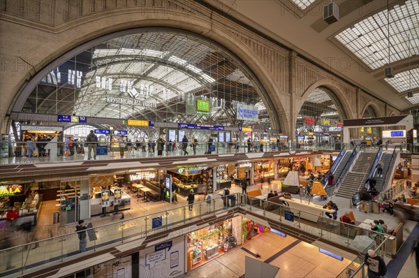 Promenades, shops, retail, station building, logo, trade fair, escalator, passers-by, travellers,