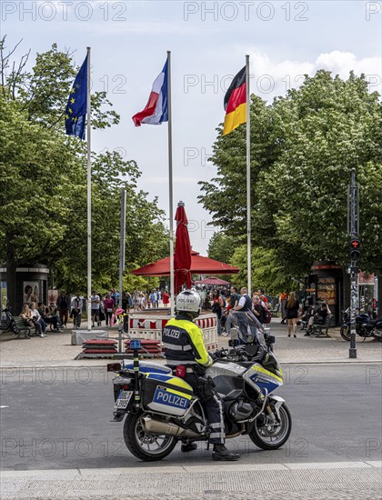 State visit to the Hotel Adlon, police cordon at the intersection of Unter den Linden and