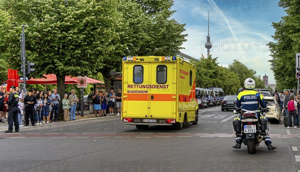 State visit to the Hotel Adlon, police cordon at the intersection of Unter den Linden and