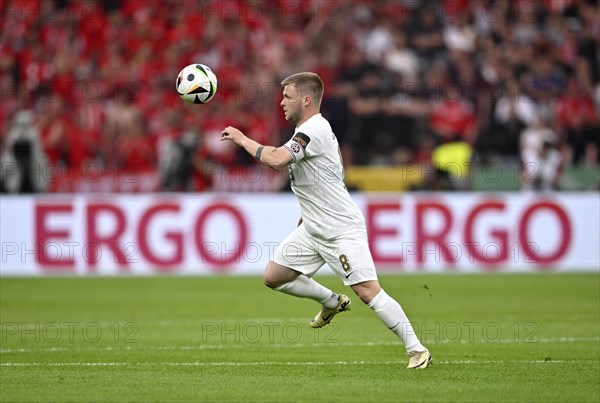 Jean Zimmer 1. FC Kaiserslautern FCK (08) Action on the ball, ERGO perimeter advertising, logo,