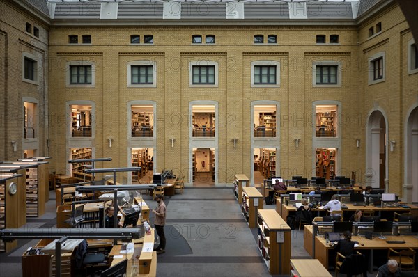 Interior view of reading room, students, students, Bibliotheca Albertina, University Library,