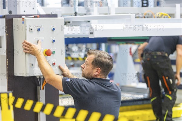 Minister President Michael Kretschmer visited TRUMPF Sachsen SE in Neukirch. After being welcomed