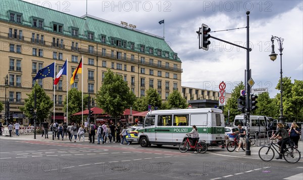 State visit to the Hotel Adlon, police cordon at the intersection of Unter den Linden and