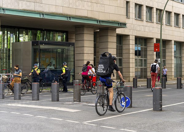 State visit to the Hotel Adlon, police cordon at the intersection of Unter den Linden and
