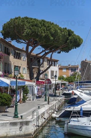 Townscape near Rue de l'Octogne with shops selling souvenirs and bric-a-brac, Port Grimaud, Var,